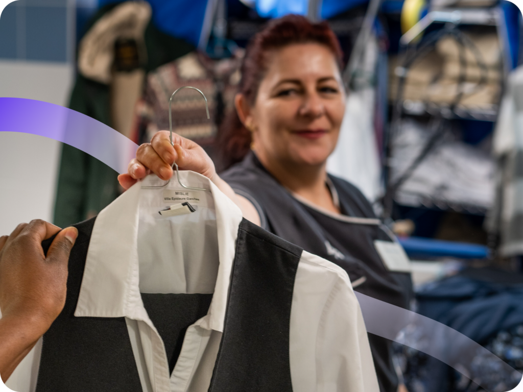 Lingère tient un vêtement du personnel